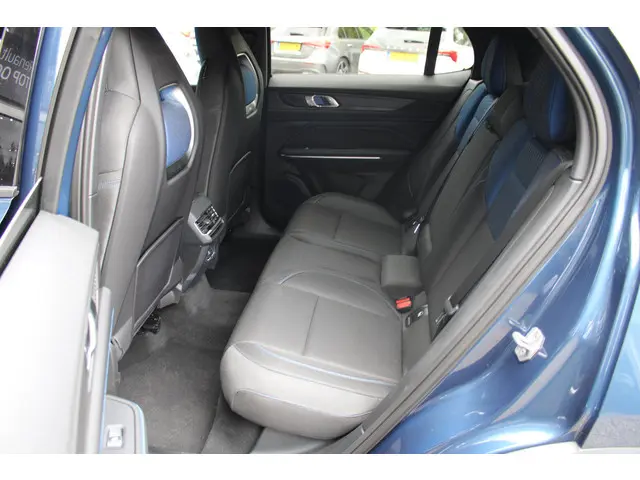 Lynk & Co 01 1.5 2025 Hybride Benzine 18