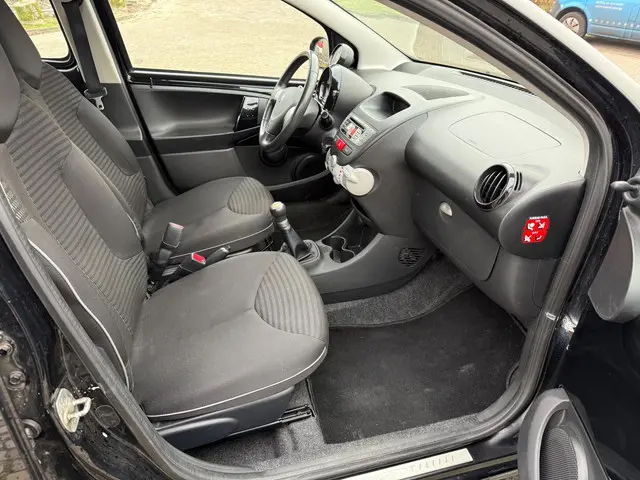 Peugeot 107 1.0 Envy 2013 Benzine 12