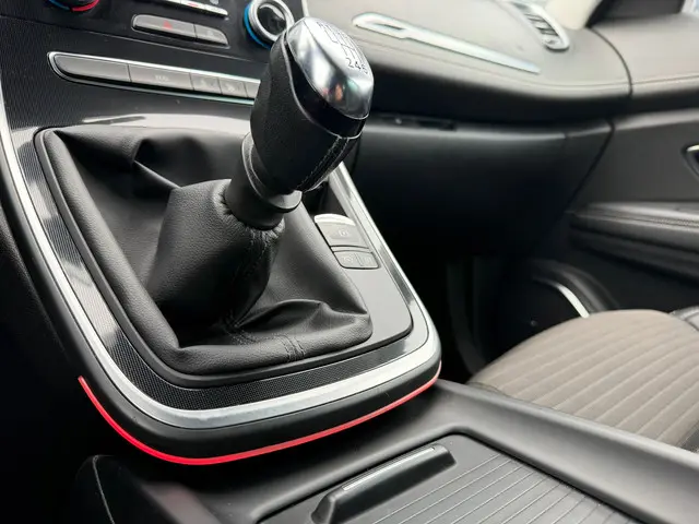 Renault Scénic 1.2 TCe Bose 2017 Benzine 18