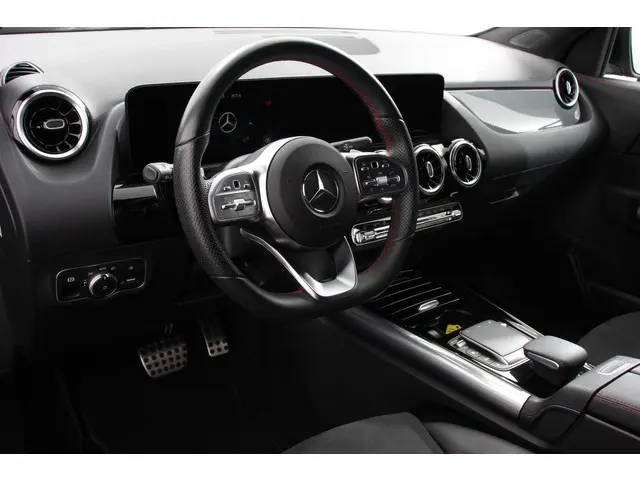 Mercedes-Benz GLA 200 AMG Line Automaat 2020 Benzine 2