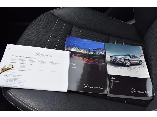 Mercedes-Benz GLA 180 Prestige 2015 Benzine 39