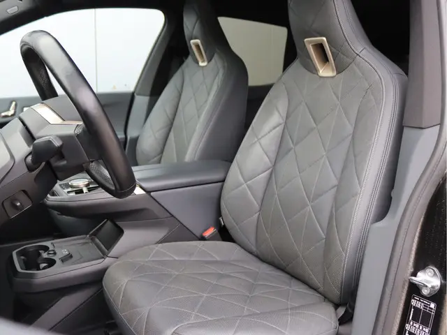 BMW iX xDrive40 High Executive 77 kWh 2021 Elektrisch 4