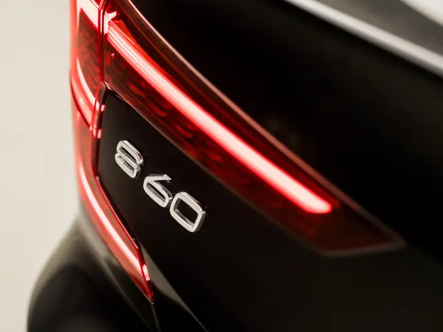 Volvo S60 2.0 T4 R-Design 2020 Benzine 32