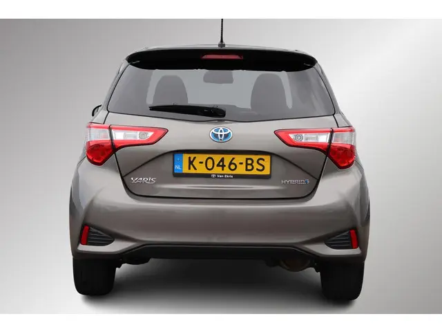 Toyota Yaris 1.5 Hybrid Bi-Tone, 2017 Hybride Benzine 4