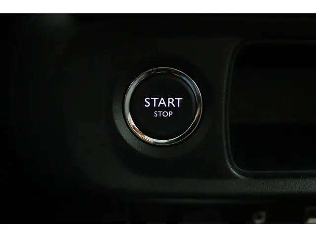 Citroën C3 1.2 PureTech S&S Shine zwart 2017 Benzine 31