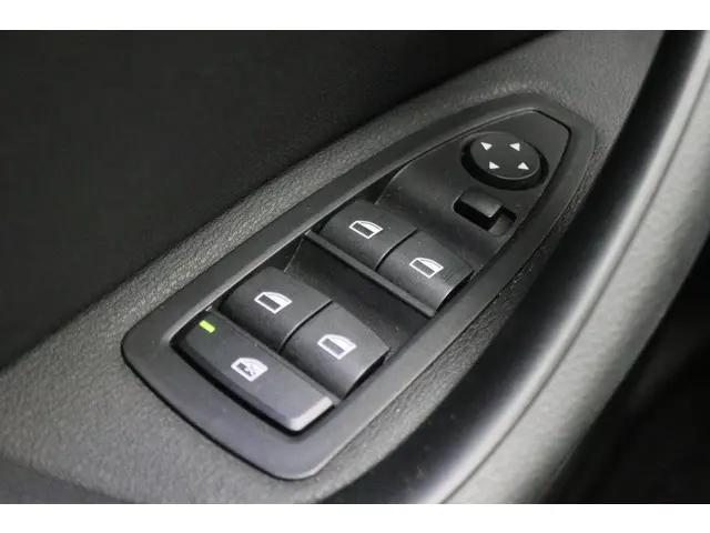 BMW X1 sDrive18i High Executive M Sport 2021 Benzine 30