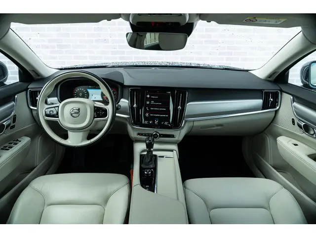 Volvo V90 T4 Momentum Aut 2018 Benzine 4