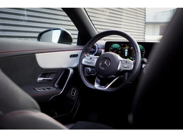 Mercedes-Benz CLA 250 e AMG Line 2023 Hybride Benzine 35