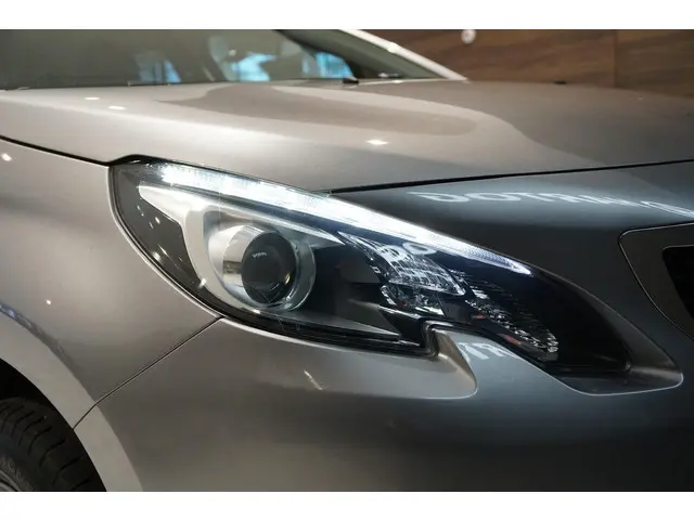 Peugeot 2008 1.2 PureTech Allure 2018 Benzine 22