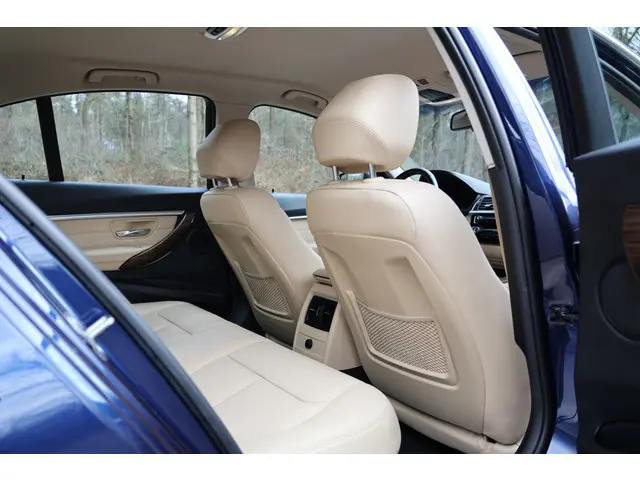 BMW 3 Serie 318i Luxury Edition 2019 Benzine 14