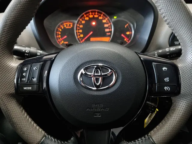 Toyota Yaris 1.3 VVT-i Dynamic Bi-Tone 2016 Benzine 26