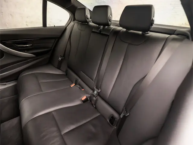 BMW 3 Serie 320i M Sport High Executive 2018 Benzine 18