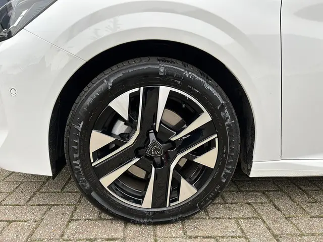 Peugeot 208 1.2 Turbo 100 PK Allure 2025 Benzine 39