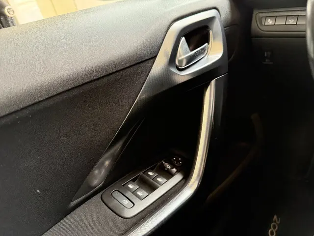 Peugeot 2008 1.2 PureTech Allure Automaat 2018 Benzine 16