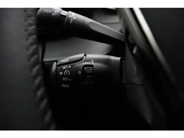 Peugeot 2008 1.2T 130pk Allure Pack 2022 Benzine 22