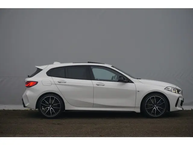 BMW 1 Serie 5-deurs M135i xDrive 2025 Benzine 3