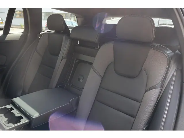 Volvo V60 T8 Recharge AWD R-Design 2022 Hybride Benzine 16