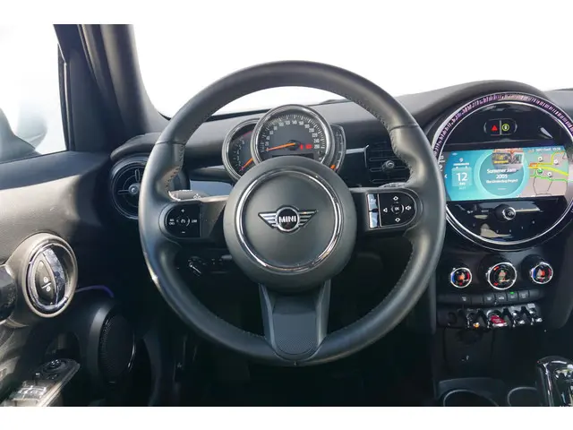 MINI 5-Deurs Cooper Camden Edition 2023 Benzine 11