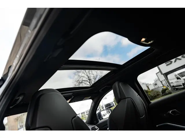 BMW 3 Serie Touring 320i High Executive 2023 Benzine 23