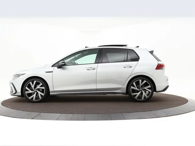 Volkswagen Golf 1.5 eTSI 150pk DSG R-Line 2023 Benzine 24