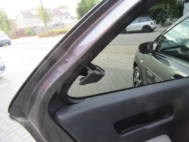 Citroën C4 Cactus 1.2 PureTech Shine 2016 Benzine 13