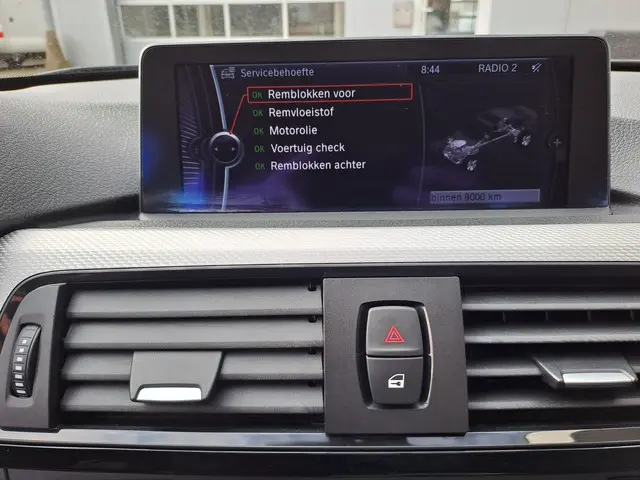 BMW 3 Serie 320i High Executive 2012 Benzine 9