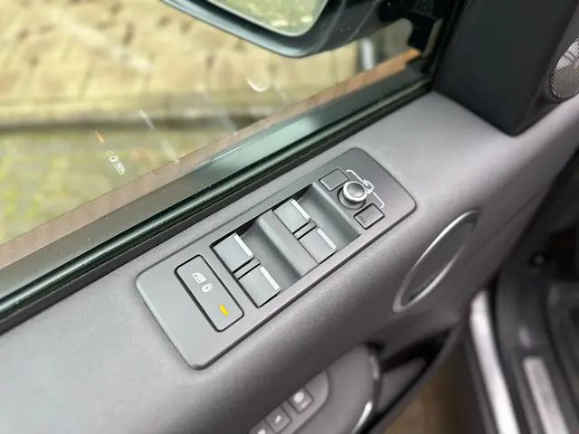 Land Rover Discovery 3.0 Td6 HSE Luxury 2019 Diesel 34