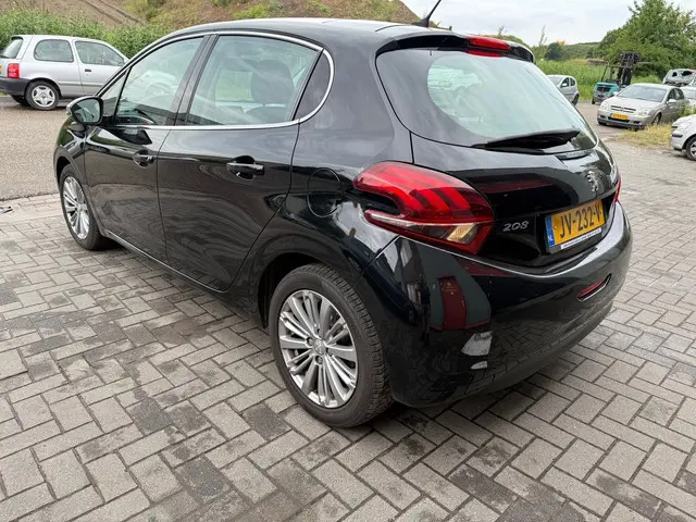 Peugeot 208 1.2 PureTech Blue Lease Premium 2016 Benzine 10