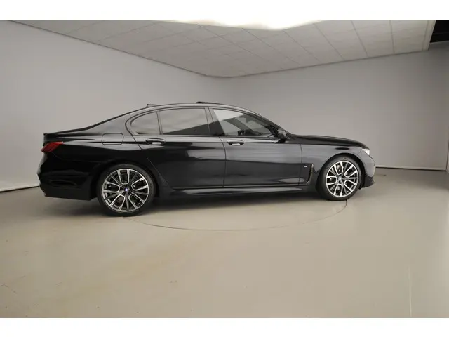 BMW 7 Serie 750i xDrive 2021 Benzine 4