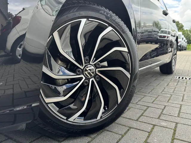 Volkswagen Golf 1.0 TSI LIFE 2023 Benzine 29