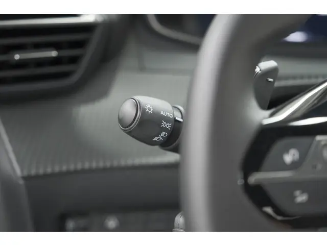 Peugeot 2008 PureTech 130 EAT8 Allure 2024 Benzine 40