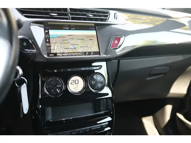 DS DS 3 3 PT 82 So Chic 2016 Benzine 27