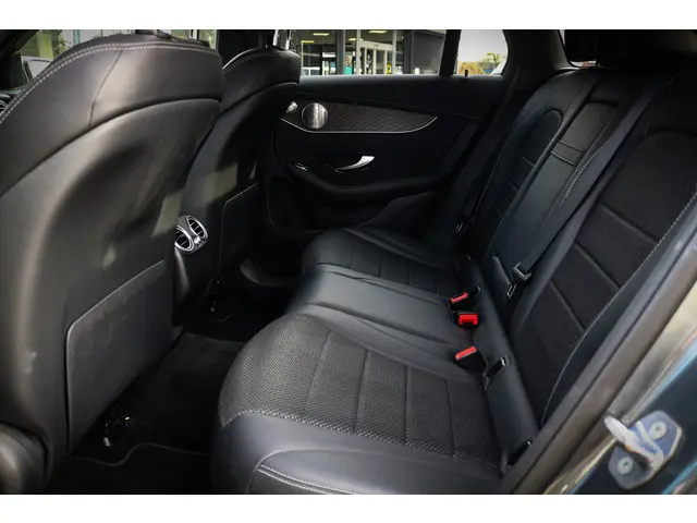 Mercedes-Benz GLC 250 4MATIC 2018 Benzine 37