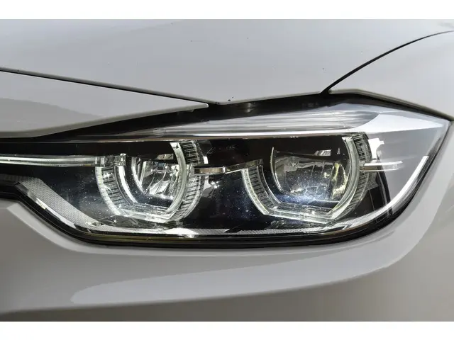 BMW 3 Serie Touring 320i High Executive 2018 Benzine 10