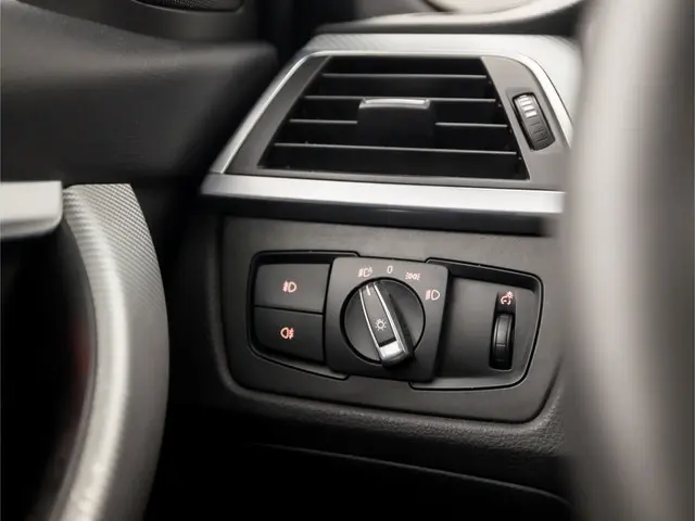 BMW 3 Serie 320i M Sport High Executive 2017 Benzine 26