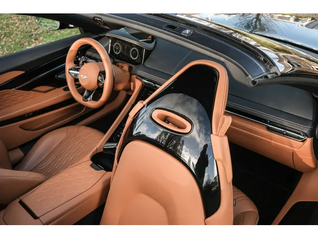 Aston Martin V8 Volante DB12 4.0 2024 Benzine 15