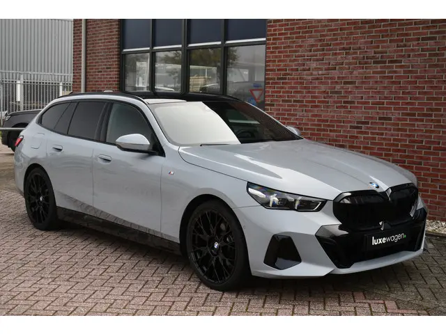 BMW 5 Serie Touring 520i M-Sport 2024 Benzine 76