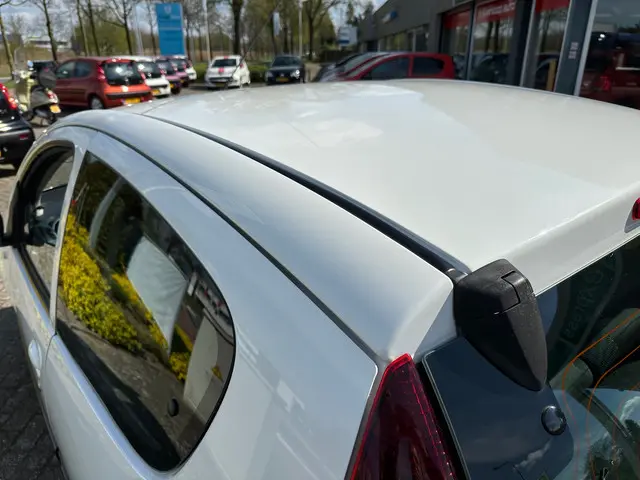 Peugeot 107 1.0 Active facelift led airco 2012 Benzine 12