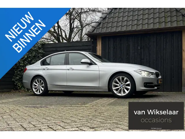 BMW 3 Serie 320i Business 2013 Benzine