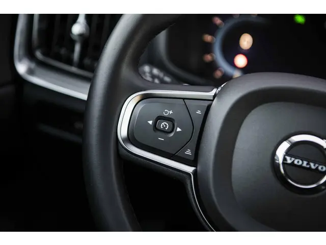 Volvo V60 2.0 B3 Essential Edition 2023 Benzine 24