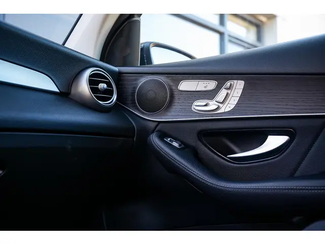 Mercedes-Benz GLC 300e 4MATIC 2021 Hybride Benzine 23