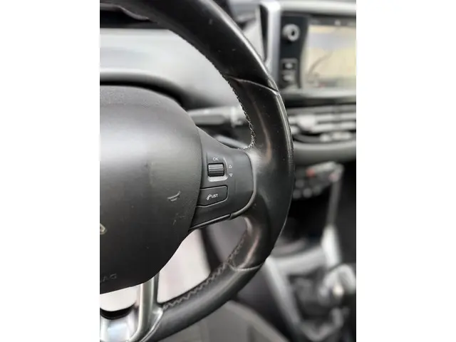 Peugeot 208 1.2 PureTech Allure 2018 Benzine 30
