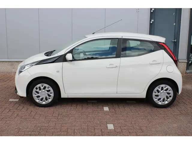 Toyota Aygo 1.0 VVT-i x-play limited 2019 Benzine 2