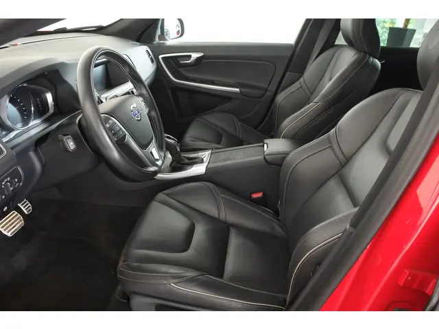 Volvo V60 2.0 T4 R-Design 2018 Benzine 11