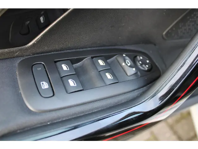 Peugeot 208 1.2 PureTech 110 Pk GT-line 2018 Benzine 16