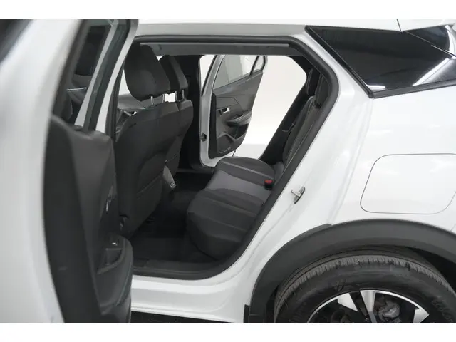 Peugeot 2008 PureTech 130 EAT8 Allure 2022 Benzine 26