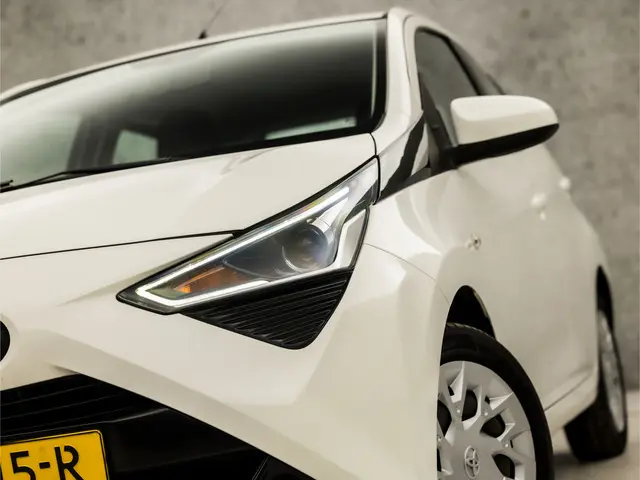 Toyota Aygo 1.0 VVT-i x-play 2019 Benzine 12