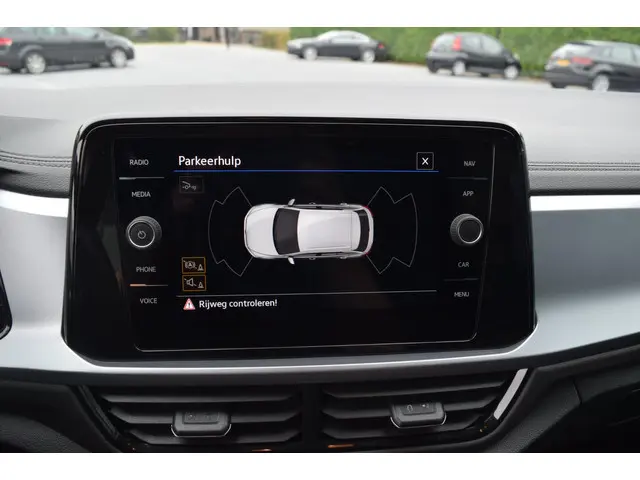 Volkswagen T-Roc 1.0 TSI Life 75 Edition 2022 Benzine 12