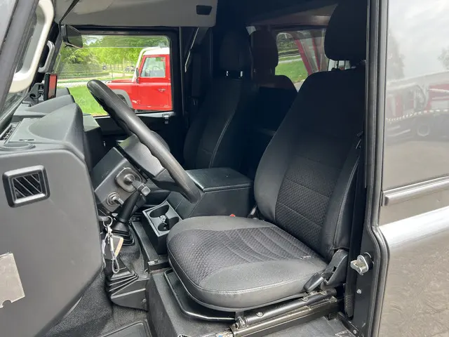Land Rover Defender 2.2 D HT 110" SE 2015 Diesel 10