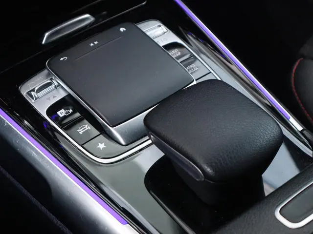 Mercedes-Benz GLB 200 AMG line 2020 Benzine 29